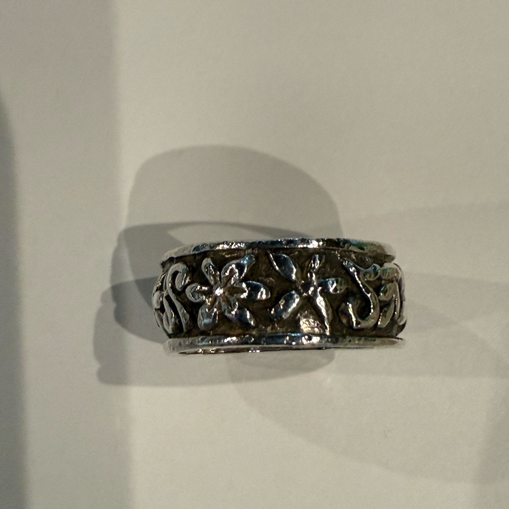 Sterling silver Intricate Floral Silver Ring. Size 7.5